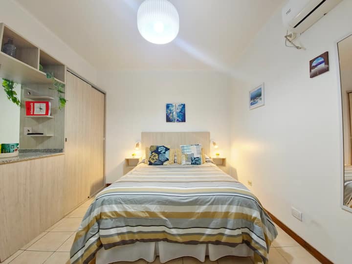 Magpahinga sa kuwartong may double bed (1.90 m x 1.40 m) na may mga light table at kandila sa magkabilang panig. Air - conditioning cold/heat inverter. Aparador na may mga hanger para itabi ang iyong mga bagahe, linen ng higaan, tuwalya, at tuwalya.