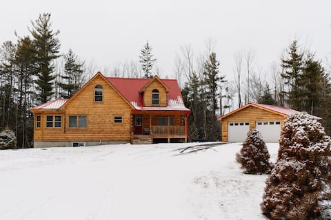 Pet-Friendly Cabin for 8, HotTub, 15 min Ste Annes
