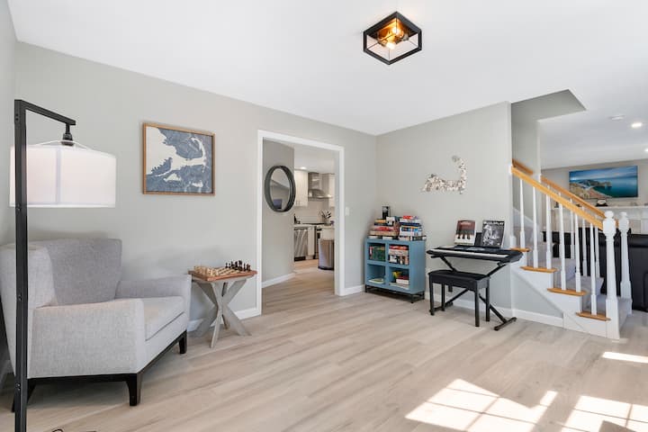 Charming Cape House With Private Hot Tub ! - Mashpee, MA