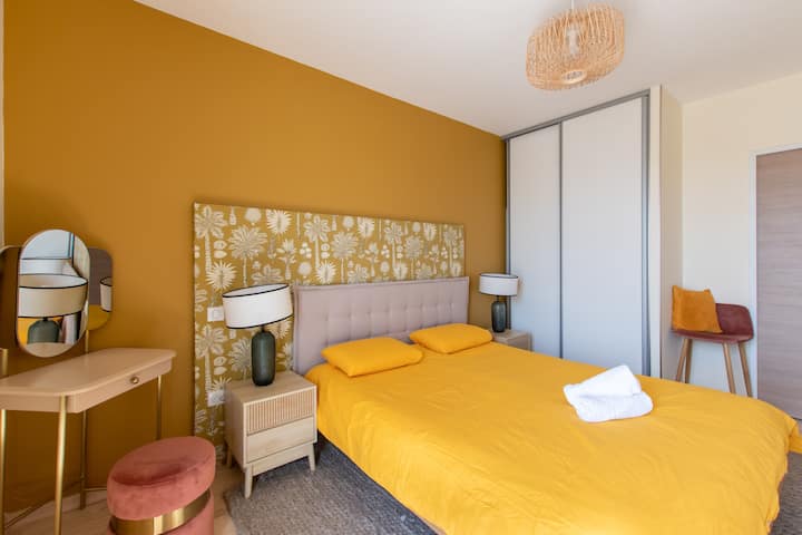 Prostrana soba s kvalitetnom posteljinom i krevetom od 160 cm s izlazom na terasu i pogledom na more 