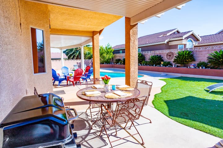 Spacious Oasis: king bed, pool, spa, & EV charger