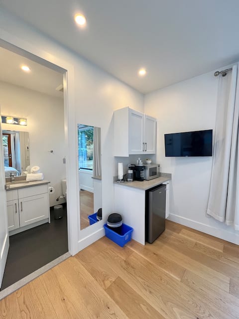 Top performing Airbnb: Hummingbird Oceanside Suites: St. Mark's Suite in Bowen Island