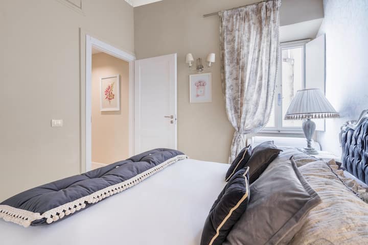 Chumba kikuu cha kulala kimewekewa samani za kifahari.
Ikiwa na dari yenye mihimili iliyo wazi, kitanda cha watu wawili, meza za kando ya kitanda, kioo kizuri na viti vya mikono na mapazia katika kitambaa cha toile de Jouy cha Kifaransa.
Chumba hicho kina kiyoyozi, Wi-Fi na mfumo wa kupasha joto.