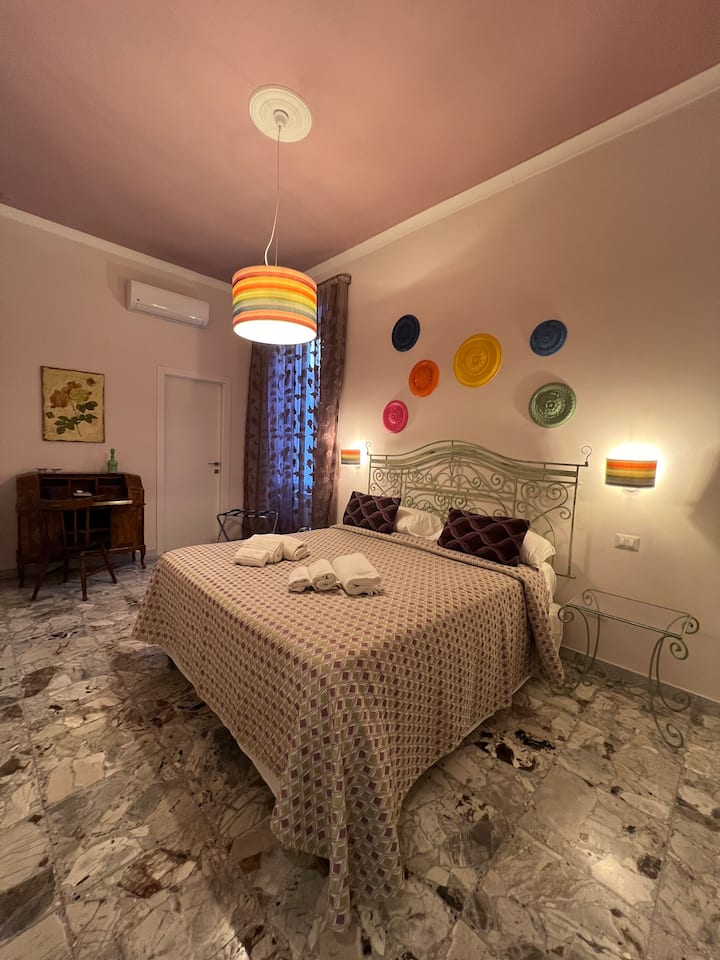 غرفة نوم بها سرير مزدوج وحمام داخلي