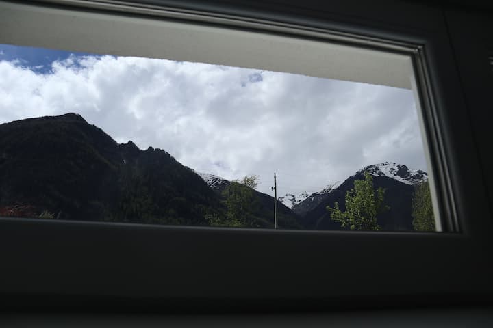 חדר שינה, נוף להרים היפים שלנו