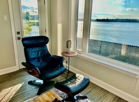 Waterfront~Accessible~Central~W&D~KING BED