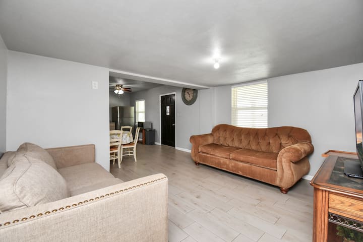 Adorable 2 Bedroom Country Quarters In The City - Deer Park, TX