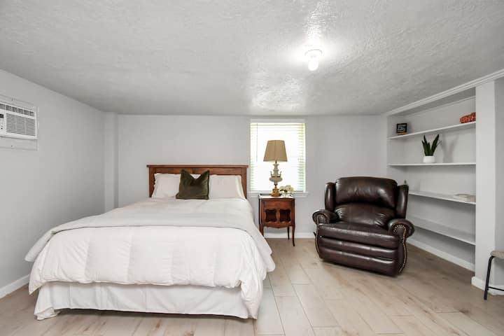 Adorable 2 Bedroom Country Quarters In The City - Deer Park, TX