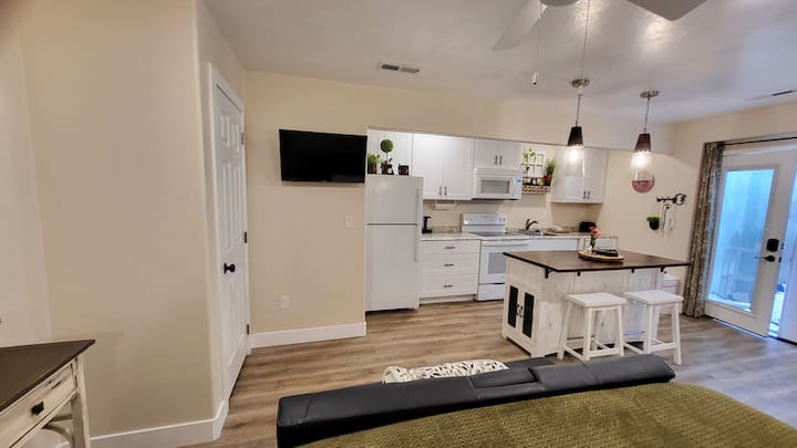Themed Studio • King Bd • Full Kitchen • The Pony - Cedar City, UT