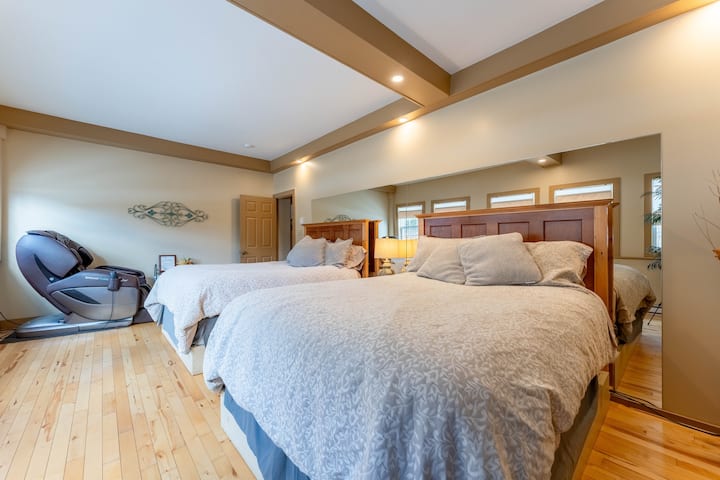 卧室1配备两张标准双人床和按摩椅