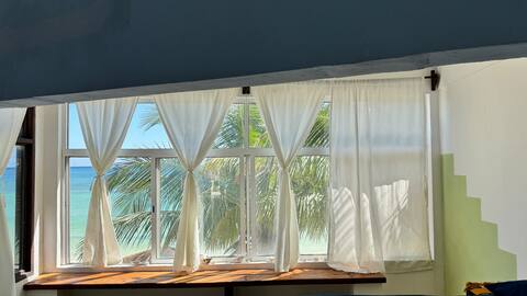 Private room in beach front house  -Earth