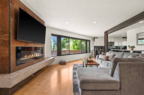 Modern Cottage w/ Hot Tub Between City & Mountains