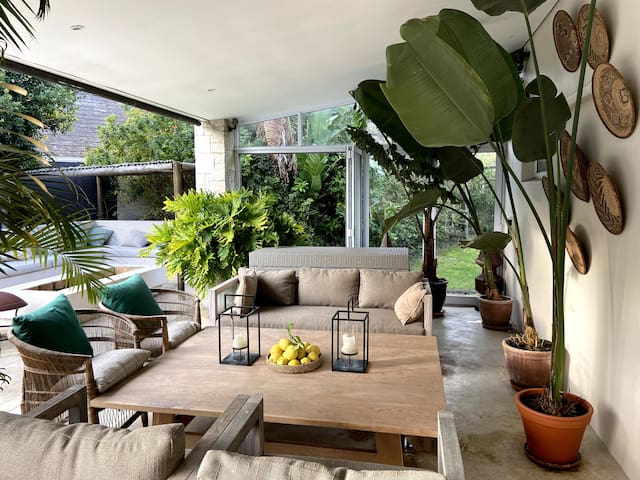 Luxurious, spacious contemporary 6-bedroom home