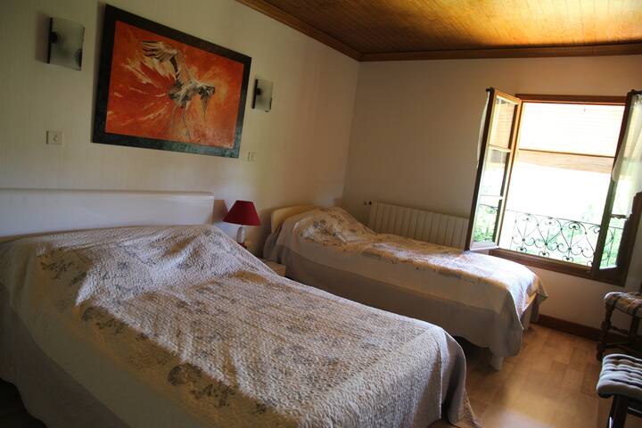 Kitanda 1 cha 140 na kitanda 1 cha 90