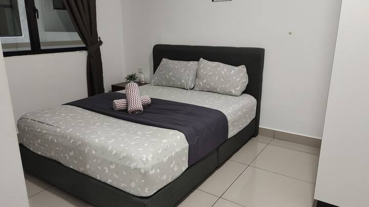 ✅️ aircond et ventilateur de plafond
✅️ 2 serviettes
lit ✅️ queen x 1
✅️ extra toto
