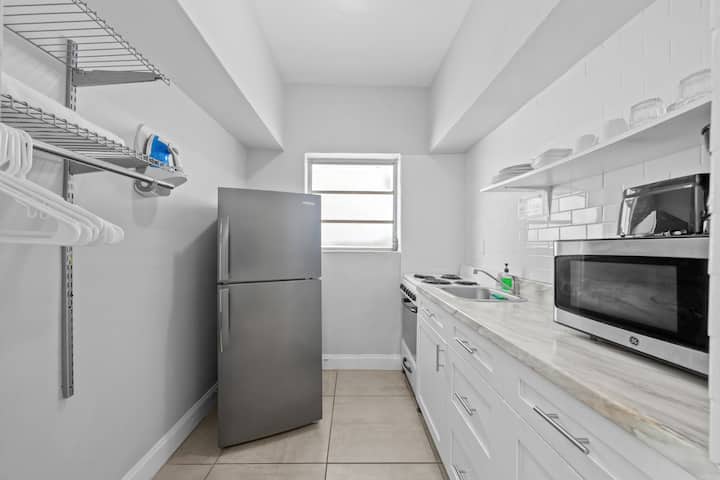 Studio | Kitchen | Free Beach Chairs | Prime Area - South Beach, FL