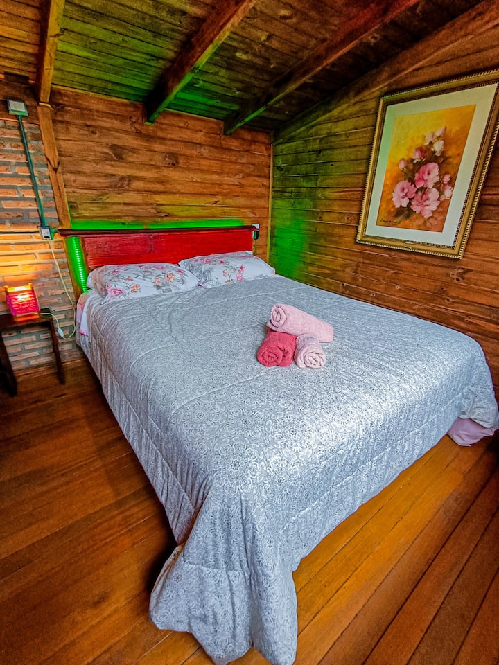 Veľmi pohodlná manželská posteľ Queen so špeciálnym LED osvetlením v hornej časti postele.