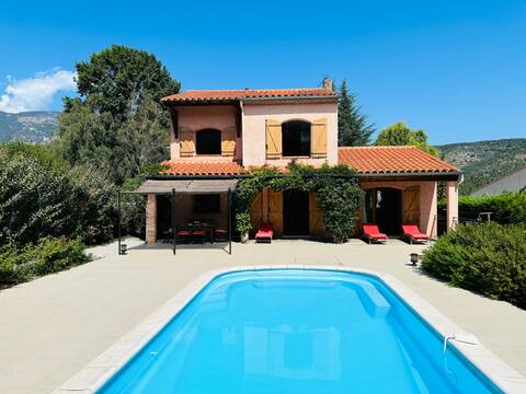Attractive villa, private pool, barbeque and WIFI