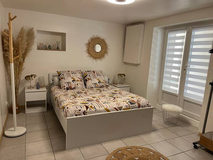 Удобна соба со брачен кревет, квалитетна постелнина, идеална за мирни ноќи.