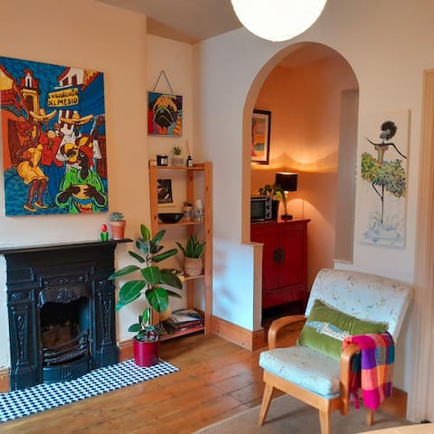 Successful Airbnb property: Cheerful 2 bedroom city centre townhouse in South West Inner City