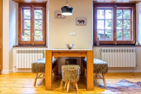 Rustic Luxury – Stylish Stay with Free Parking