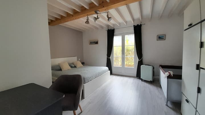 Master bedroom na may 160/200 higaan, baby bed, desk, aparador