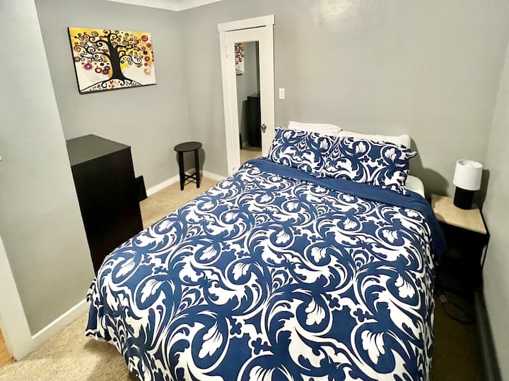 Chumba cha kulala #2 kina kitanda KIPYA cha mto Malkia kilicho na matandiko mapya na tani za nafasi