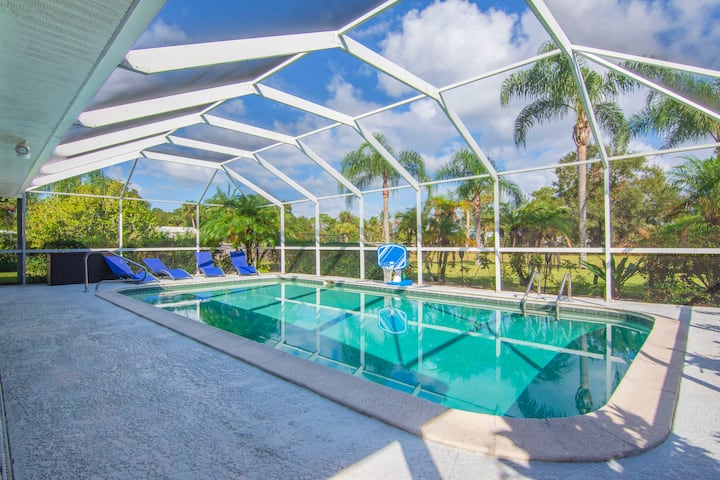 Spacious 5 Br Retreat With Game Room & Heated Pool - Vero Beach, FL