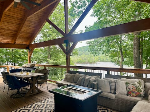 ON THE LAKE! 5-star Charming Cozy Home, Sleeps 15