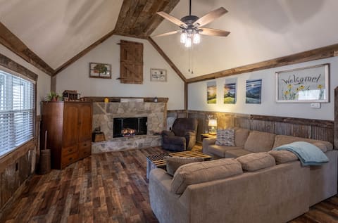 Top performing Airbnb: Cabin+hot tub, dog-friendly, near Lake James WiFi! in Hickory / Lenoir / Morganton