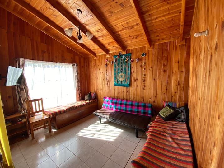 ล็อบบี้ประกอบด้วยเก้าอี้นวม 2 ตัวและฟูกนอน 1 อัน มีฟูกนอน 1 แผ่นเพื่อความสะดวกสบายมากขึ้น 
มีสมาร์ททีวีพร้อมการเชื่อมต่อ WiFi