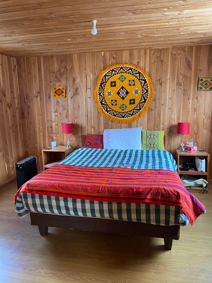 ห้องนอนใหญ่บนชั้นสองมีห้องน้ำในตัวและวิวที่สวยงามจากหน้าต่าง ตู้เสื้อผ้ากว้างขวางและสะดวกสบาย เครื่องทำความร้อนไฟฟ้าสำหรับฤดูหนาว