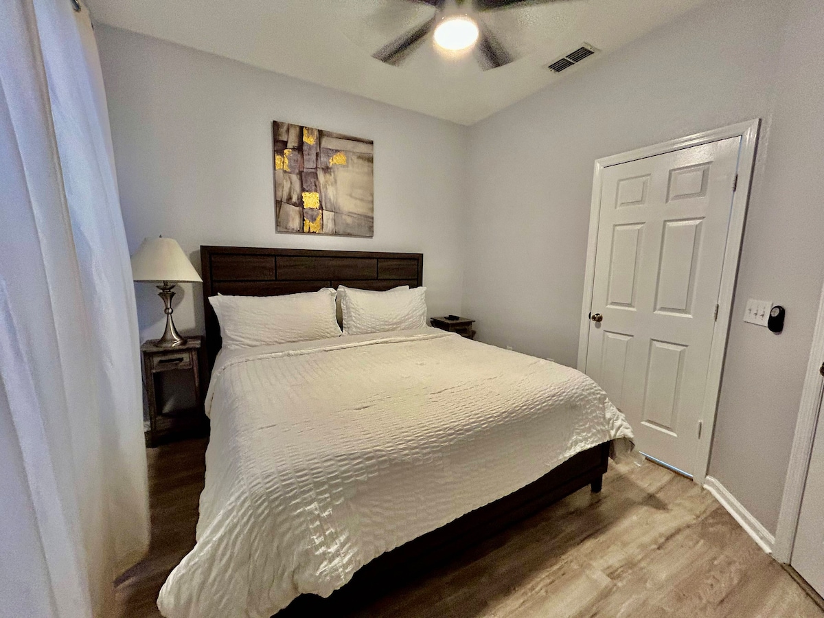 หลบไปพักผ่อนในห้องนอนคิงไซส์ที่อบอุ่นของเรา มี:

- เตียงขนาดคิงไซส์กว้างขวางเพื่อความสะดวกสบายสูงสุด
- สมาร์ททีวีสำหรับสตรีมรายการและภาพยนตร์ที่คุณชื่นชอบ
