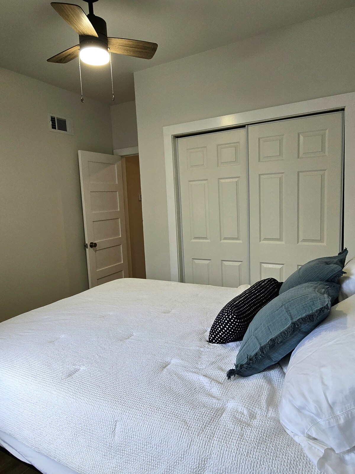Fresh & Comfortable Near UT