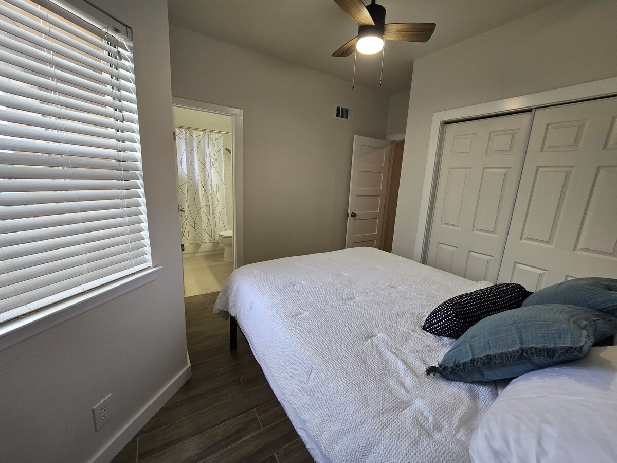 Fresh & Comfortable Near UT