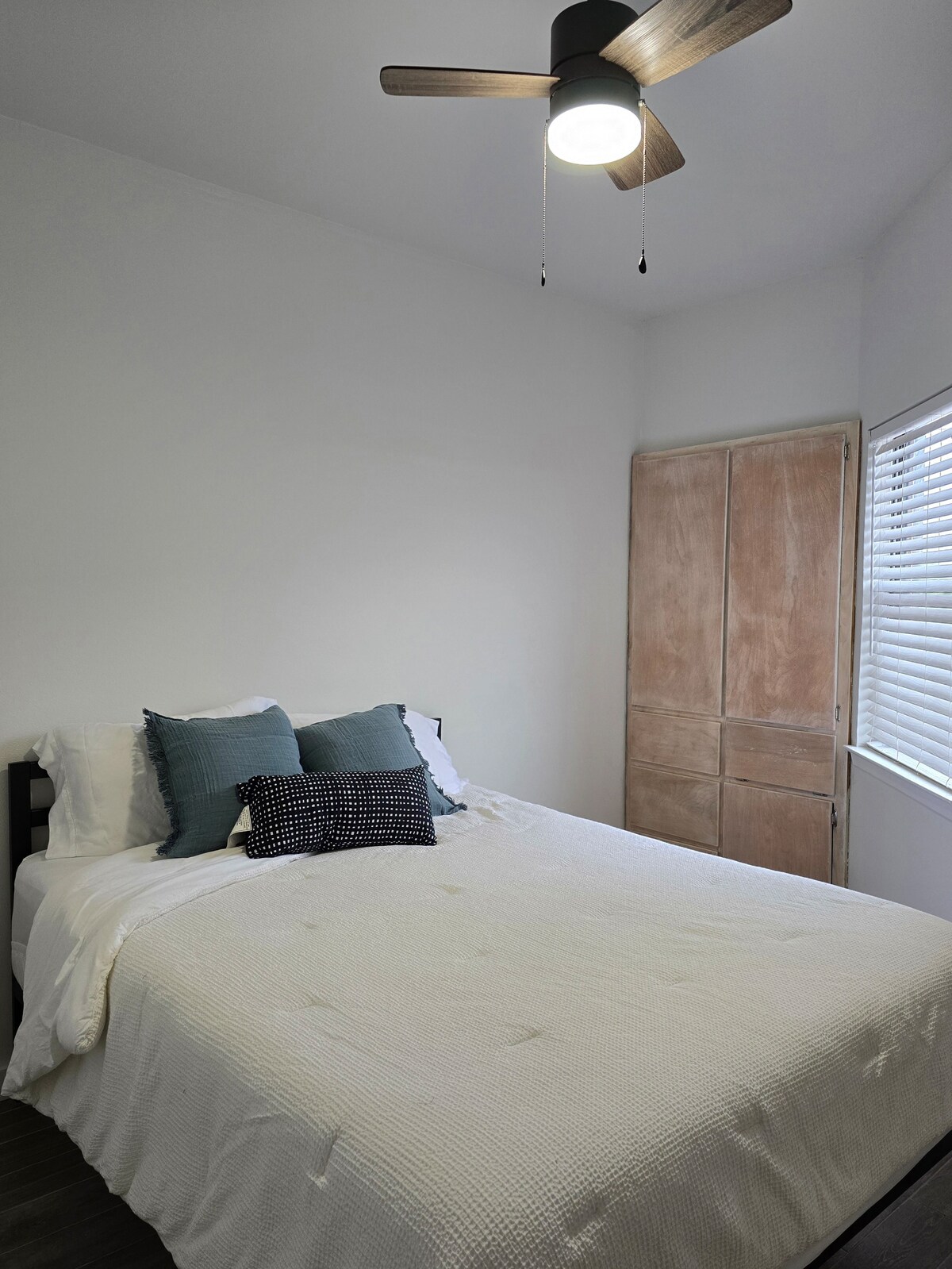 Fresh & Comfortable Near UT