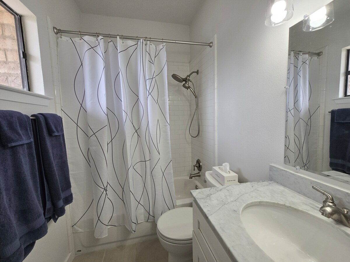 Fresh & Comfortable Near UT