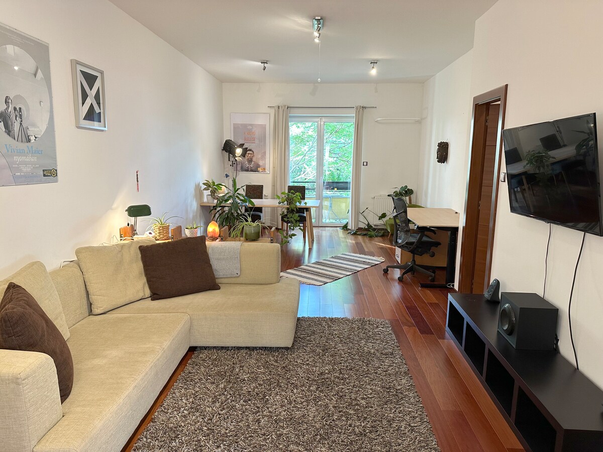 Furahia sofa ya starehe, inayoweza kupanuliwa kwa wageni wawili katika sebule hii ya kisasa. Pumzika kwa kutumia skrini ya inchi 42 na Apple TV, au fanya kazi kwenye SmartDesk. Mwangaza wa asili hufurika kwenye sehemu hiyo, na kuunda mazingira mazuri na ya kuvutia katika Oasis yetu ya Mjini.