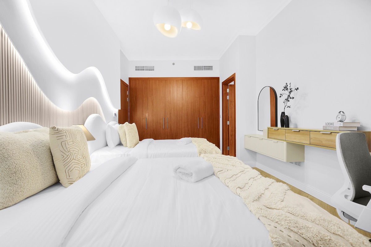 Დახვეწილი საძინებელი: შეიგრძენით თანამედროვე დიზაინი პლუშის თეთრეულითა და შთამბეჭდავი დეკორით სრული განტვირთვისთვის!