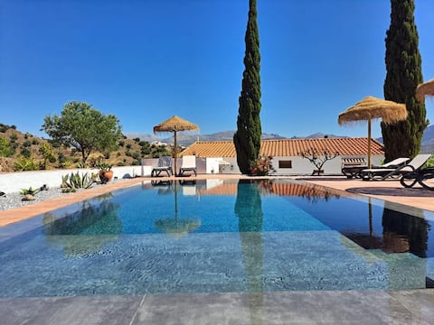 Villa with private pool, 10 persons, 5 bathrooms