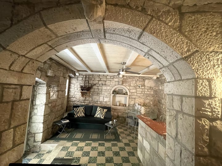 Kuta za awali za karne ya 15. Huu ndio mwonekano unaoangalia eneo la sebule kutoka kwenye sehemu ya chumba cha kulala. kushoto ni mlango na kulia ni chumba cha kupikia na meza ya kulia.