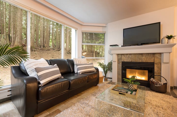 Spacious Ski In Ski Out @ Woodrun Lodge - ウィスラー