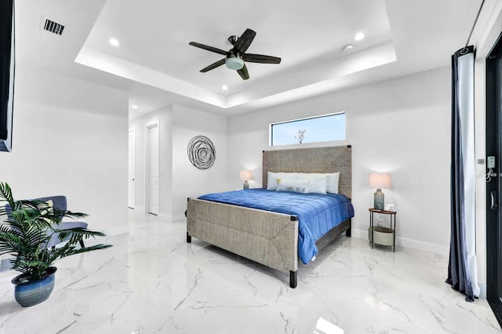 Cama tamaño king. TV y ventilador con vestidor. Acceso a la piscina a través de la puerta corrediza.