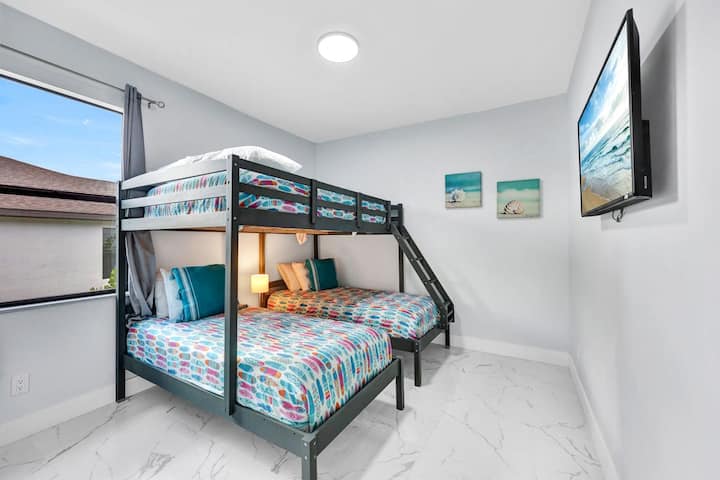 Habitación con literas. TV y vestidor.