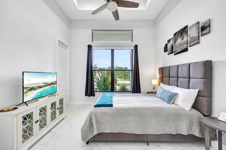 Cama tamaño queen. Ventilador, TV y vestidor.