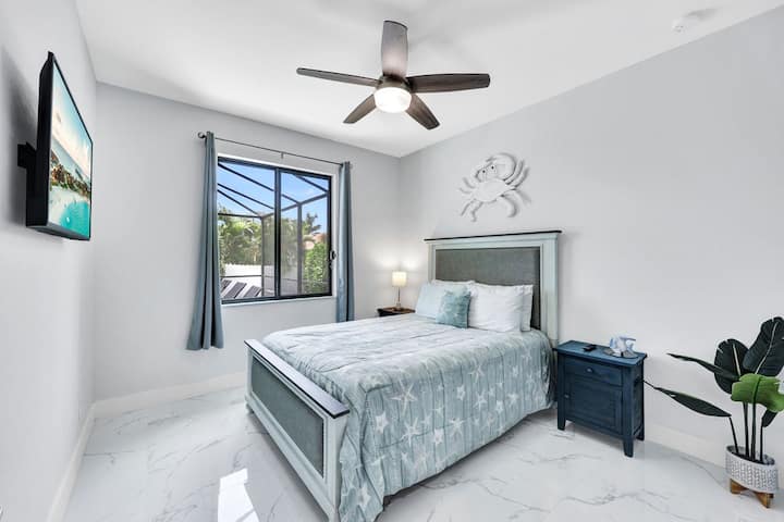 Cama tamaño queen en la habitación con vista a la piscina. Televisión y ventilador Celling con vestidor.