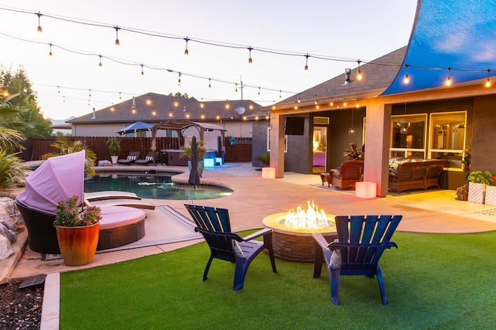 The W Resort Outdoor Kitchen Pool Hot Tub Oasis - Redding, CA