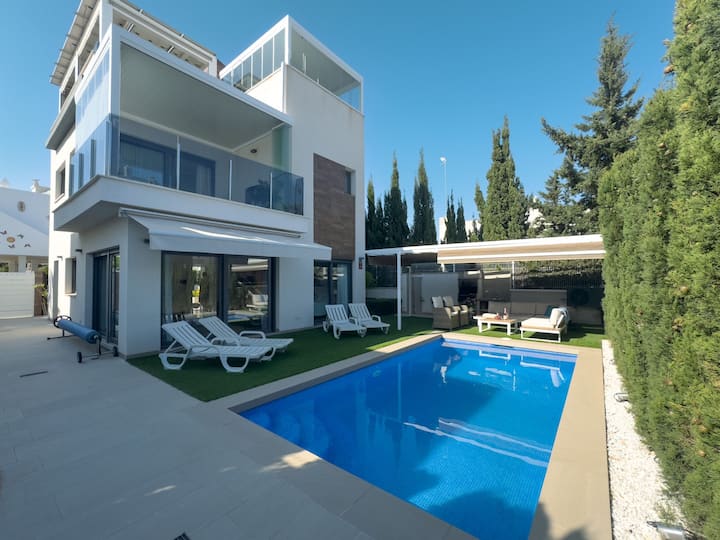 Modern 3 Bedroom / 3 Bathroom Villa - Heated Pool