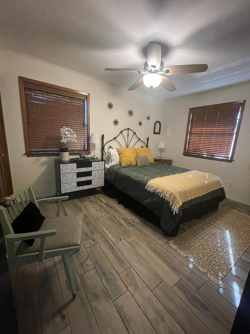 第二间卧室配备标准双人床和小梳妆台。 