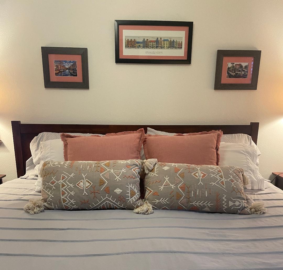 主卧配备加大双人床、大梳妆台、空气净化器和带淋浴的套房浴室。